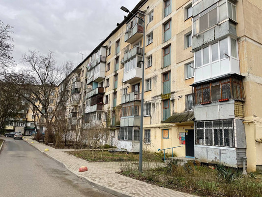 Продам трехкомнатную (3-комн.) квартиру, Залесская ул, 81, Симферополь г