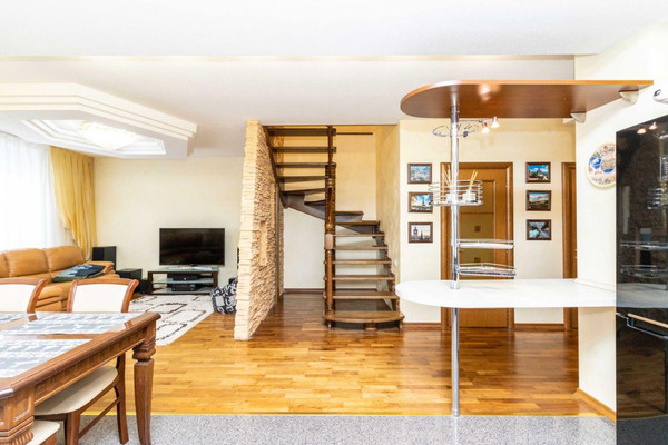 Продам трехкомнатную (3-комн.) квартиру, Университетская ул, 5, Сургут г