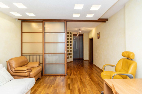 Продам трехкомнатную (3-комн.) квартиру, Университетская ул, 5, Сургут г