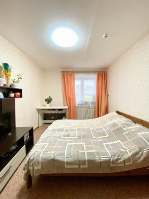 Продам трехкомнатную (3-комн.) квартиру, Зеленина ул, 1, Киров г