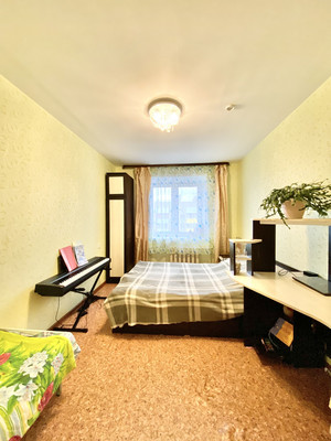 Продам трехкомнатную (3-комн.) квартиру, Зеленина ул, 1, Киров г