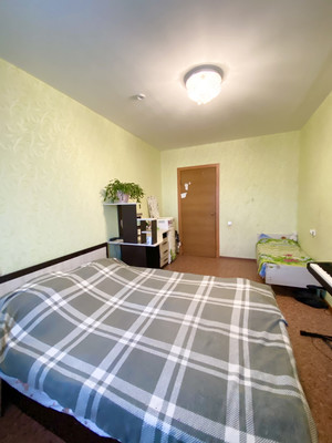 Продам трехкомнатную (3-комн.) квартиру, Зеленина ул, 1, Киров г