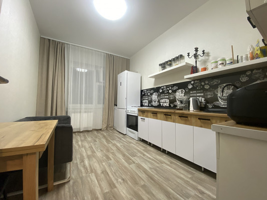 Продам двухкомнатную (2-комн.) квартиру, Строителей ул, 18, Нижневартовск г