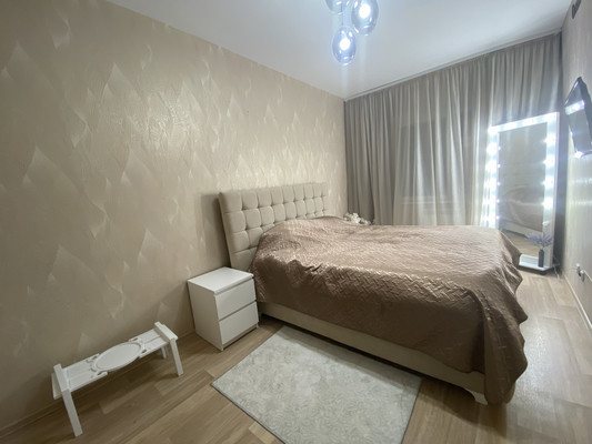 Продам двухкомнатную (2-комн.) квартиру, Строителей ул, 18, Нижневартовск г