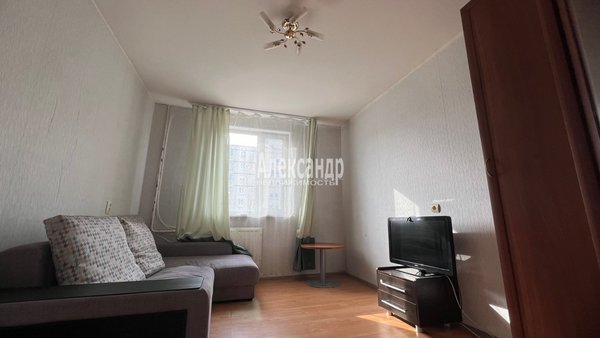 Продам трехкомнатную (3-комн.) квартиру, Лесная ул, д. 7, Светогорск г