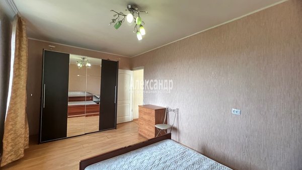 Продам трехкомнатную (3-комн.) квартиру, Лесная ул, д. 7, Светогорск г