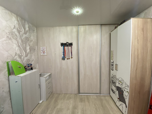 Продам трехкомнатную (3-комн.) квартиру, Мира ул, 2а, Нижневартовск г