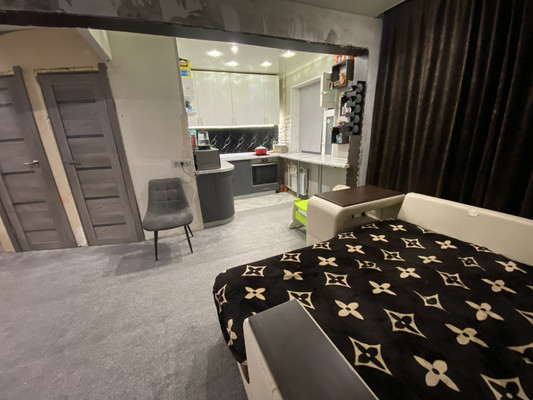 Продам трехкомнатную (3-комн.) квартиру, Мира ул, 2а, Нижневартовск г