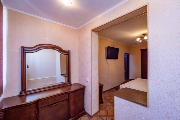 Продам трехкомнатную (3-комн.) квартиру, Балаклавская ул, 53, Симферополь г