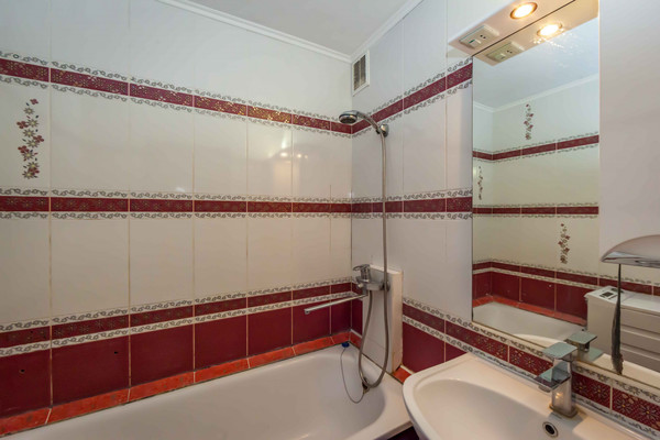 Продам трехкомнатную (3-комн.) квартиру, Балаклавская ул, 53, Симферополь г