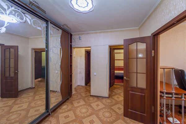 Продам трехкомнатную (3-комн.) квартиру, Балаклавская ул, 53, Симферополь г