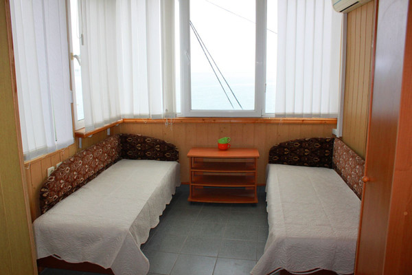 Продам трехкомнатную (3-комн.) квартиру, Лазурная ул, 25Б, Отрадное пгт