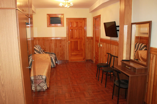 Продам трехкомнатную (3-комн.) квартиру, Лазурная ул, 25Б, Отрадное пгт