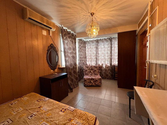 Продам трехкомнатную (3-комн.) квартиру, Лазурная ул, 25Б, Отрадное пгт