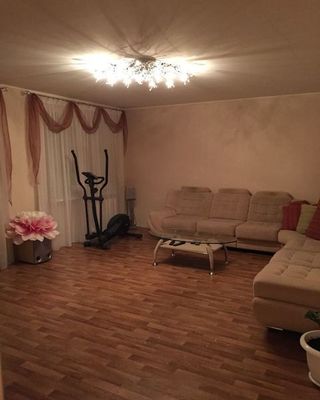 Сдам трехкомнатную (3-комн.) квартиру, 10 мкр, 28, Нефтеюганск г