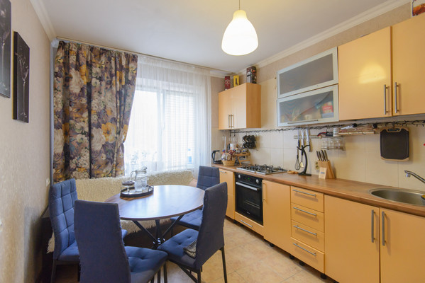 Продам трехкомнатную (3-комн.) квартиру, Днепропетровская ул, 48, Ростов-на-Дону г