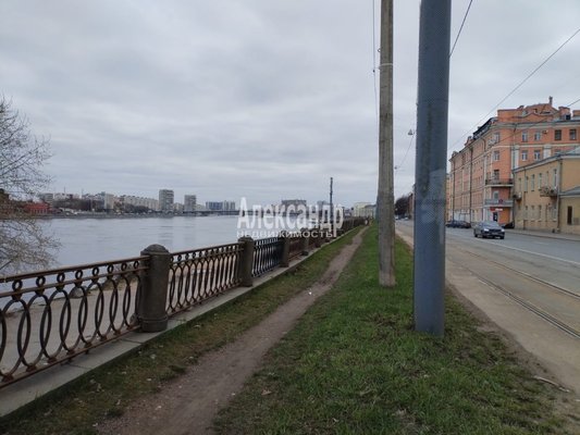 Продам многокомнатную квартиру, Обуховской Обороны пр-кт, д. 131, Санкт-Петербург г