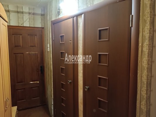 Продам двухкомнатную (2-комн.) квартиру, Леншоссе ул, д. 11, Починок п