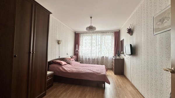 Продам трехкомнатную (3-комн.) квартиру, Большевиков пр-кт, д. 13 корп. 3, Санкт-Петербург г