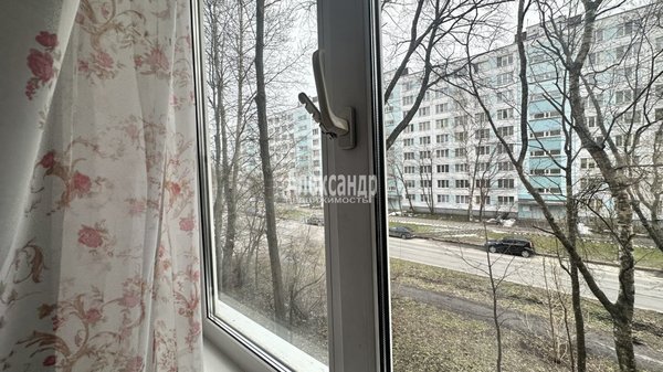 Продам трехкомнатную (3-комн.) квартиру, Большевиков пр-кт, д. 13 корп. 3, Санкт-Петербург г