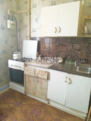 Продам трехкомнатную (3-комн.) квартиру, Дружбы пл, д. 17, Елизаветино п