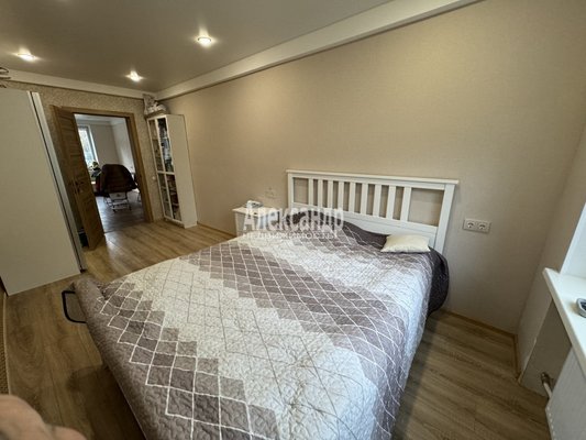 Продам многокомнатную квартиру, Большевиков пр-кт, д. 4 корп. 1, Санкт-Петербург г