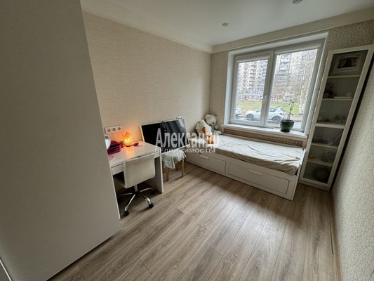 Продам многокомнатную квартиру, Большевиков пр-кт, д. 4 корп. 1, Санкт-Петербург г