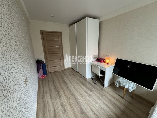 Продам многокомнатную квартиру, Большевиков пр-кт, д. 4 корп. 1, Санкт-Петербург г