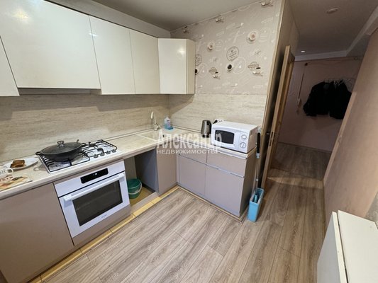 Продам многокомнатную квартиру, Большевиков пр-кт, д. 4 корп. 1, Санкт-Петербург г