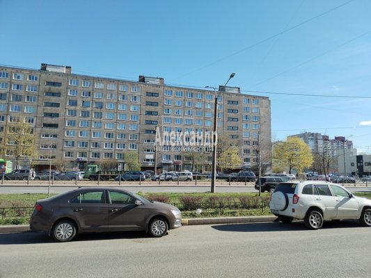 Продам трехкомнатную (3-комн.) квартиру, Дыбенко ул, 27к1, Санкт-Петербург г