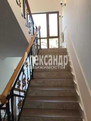 Продам трехкомнатную (3-комн.) квартиру, Чкалова ул, д. 34, Гатчина г