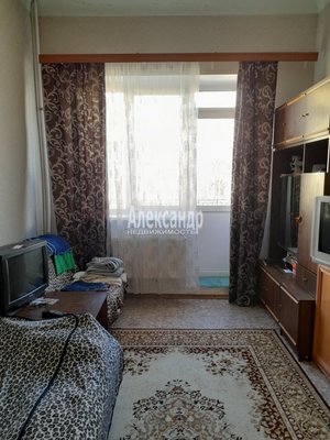 Продам трехкомнатную (3-комн.) квартиру, 27-я В.О. линия, д. 8, Санкт-Петербург г