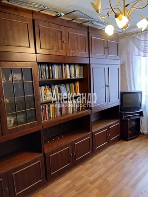 Продам трехкомнатную (3-комн.) квартиру, Набережная ул, д. 1 корп. 2, Кировск г