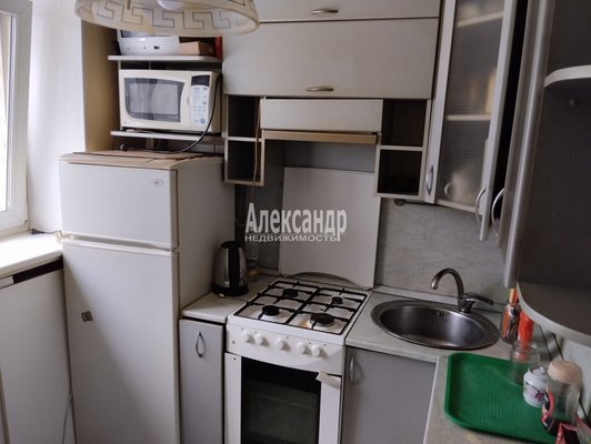 Продам трехкомнатную (3-комн.) квартиру, Набережная ул, д. 1 корп. 2, Кировск г