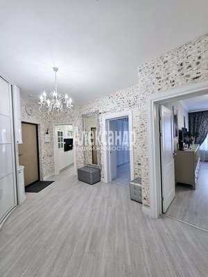 Продам трехкомнатную (3-комн.) квартиру, Воронцовский б-р, д. 4, Мурино п