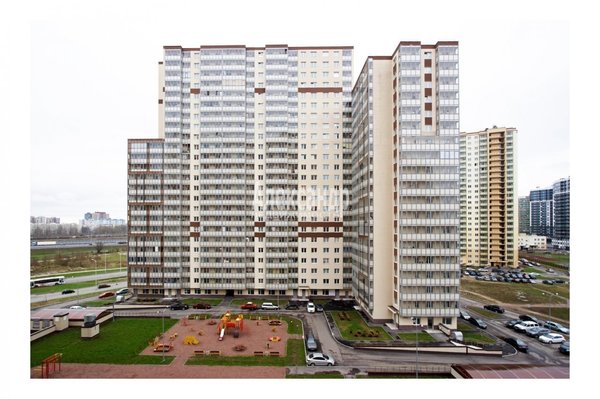 Продам трехкомнатную (3-комн.) квартиру, Охтинская аллея, д. 12, Мурино п