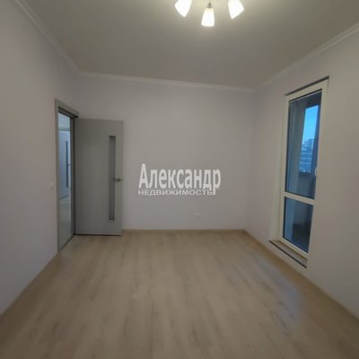 Продам трехкомнатную (3-комн.) квартиру, Охтинская аллея, д. 12, Мурино п