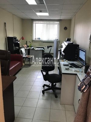 Продам коммерческое помещение 471 м2, Киргетова ул, д. 6, Гатчина г