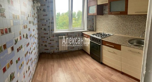 Продам трехкомнатную (3-комн.) квартиру, Кировские Дачи ул, д. 3, Выборг г