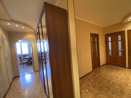 Продам трехкомнатную (3-комн.) квартиру, 60 лет Октября ул, 8, Нижневартовск г