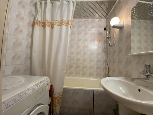 Продам трехкомнатную (3-комн.) квартиру, 60 лет Октября ул, 8, Нижневартовск г