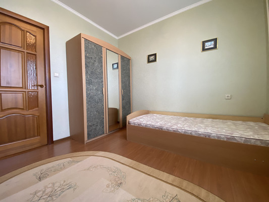 Продам трехкомнатную (3-комн.) квартиру, 60 лет Октября ул, 8, Нижневартовск г