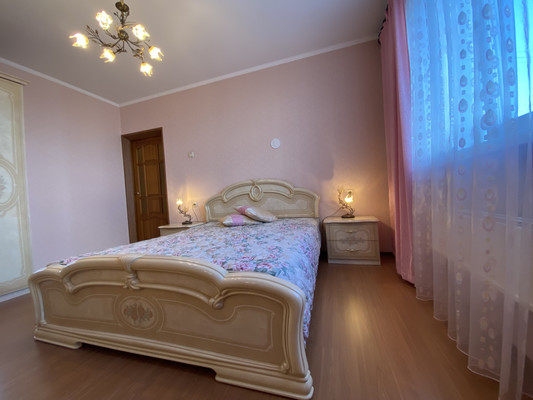 Продам трехкомнатную (3-комн.) квартиру, 60 лет Октября ул, 8, Нижневартовск г
