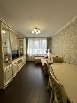 Продам трехкомнатную (3-комн.) квартиру, Купчинская ул, 8к1, Санкт-Петербург г