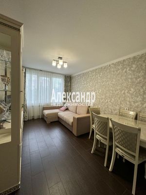 Продам трехкомнатную (3-комн.) квартиру, Купчинская ул, 8к1, Санкт-Петербург г