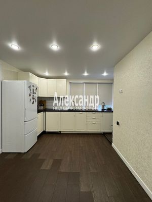 Продам трехкомнатную (3-комн.) квартиру, Купчинская ул, 8к1, Санкт-Петербург г