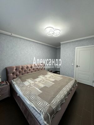 Продам трехкомнатную (3-комн.) квартиру, Купчинская ул, 8к1, Санкт-Петербург г