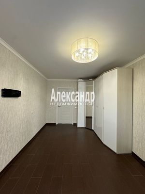 Продам трехкомнатную (3-комн.) квартиру, Купчинская ул, 8к1, Санкт-Петербург г