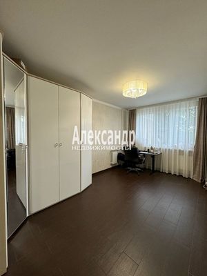 Продам трехкомнатную (3-комн.) квартиру, Купчинская ул, 8к1, Санкт-Петербург г