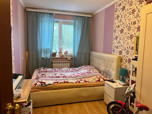 Продам трехкомнатную (3-комн.) квартиру, Киргетова ул, 15, Гатчина г